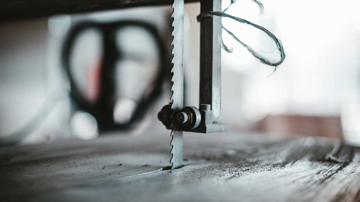 Wie reinige ich ein Bimetall-Sägeband für Holz?